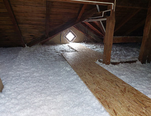 Zateplení stropu obecního domu pomocí foukané izolace